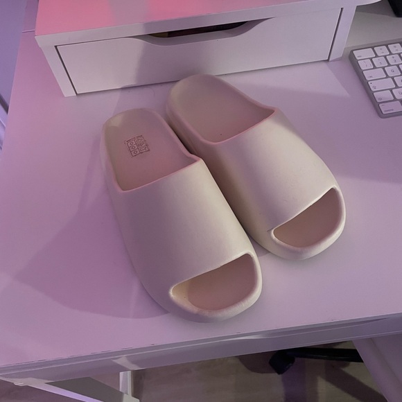 Beige Slides - Picture 1 of 2